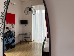 Skrivebord, blendingsgardiner, lydisolert og strykejern/-brett