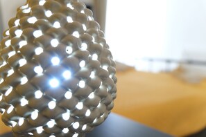 Schreibtisch, Verdunkelungsvorhänge, schallisolierte Zimmer