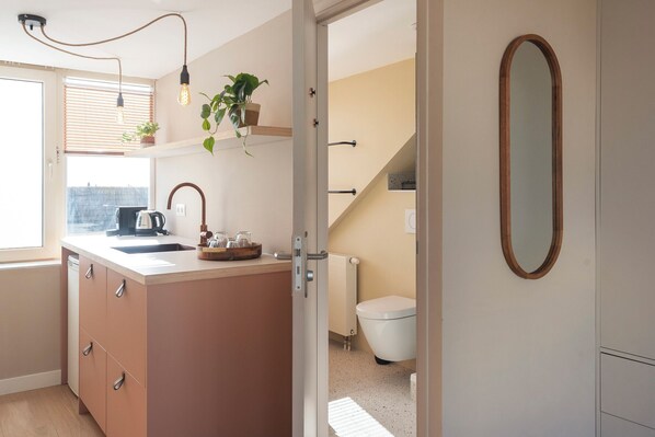 Kühlschrank, Mikrowelle, Wasserkocher mit Kaffee-/Teezubehör