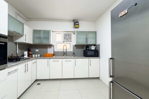 Basic Apartment | Private kitchen | Fridge, microwave, oven, stovetop