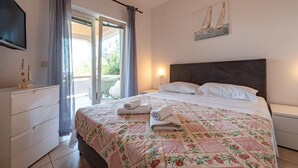 2 bedrooms, travel cot, free WiFi - Beautiful apartment in Mandre with house sea view (Mandre)