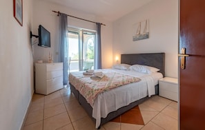 2 bedrooms, travel cot, free WiFi