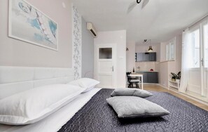 Travel crib, free WiFi