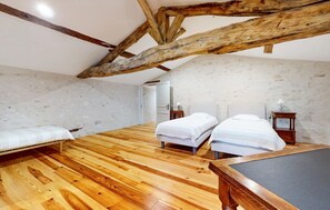 4 slaapkamers, een strijkplank/strijkijzer, reisbedje, gratis wifi