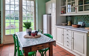 Fridge, microwave, dishwasher, coffee/tea maker