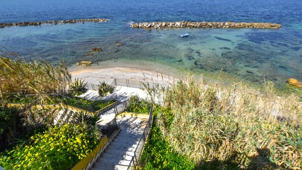 A coastal walkway leading to a beach with clear water and rocky outcrops. - 3 bedroom lovely apartment in Trappeto (Trappeto)