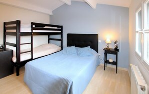 3 bedrooms, iron/ironing board, travel cot, free WiFi - Gorgeous home in Les Vans (Les Vans)