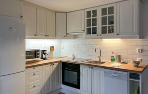 Fridge, oven, stovetop, dishwasher - Cozy apartment in Billdal with WiFi (Billdal)