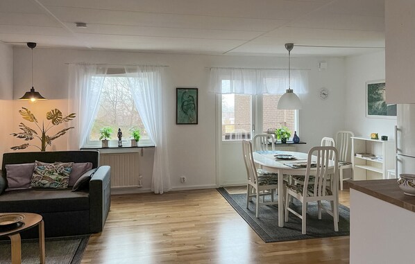 Living area - Cozy apartment in Billdal with WiFi (Billdal)