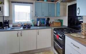 Réfrigérateur, four, plaque de cuisson, cafetière/bouilloire