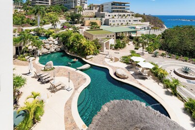 Ocean View Penthouse with Lagoon Pool & Beach Access