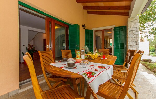 Outdoor dining - 5 bedroom nice home in Koromacno (Koromacno)