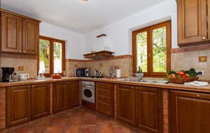 Een koelkast, een kookplaat, een vaatwasser