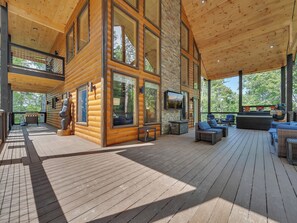 Terrace/patio - Lamon's Loop: Get Ready to Circle Back for More Smoky Mountain Fun! (Sevierville)