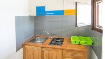 Fridge, stovetop, coffee/tea maker