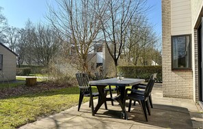 Outdoor dining - 3 bedroom stunning home in Hoeven (Hoeven)
