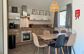 Fridge, oven, stovetop, dishwasher - 3 bedroom stunning home in Hoeven (Hoeven)