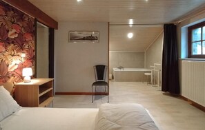 5 bedrooms, travel cot, free WiFi, bed sheets