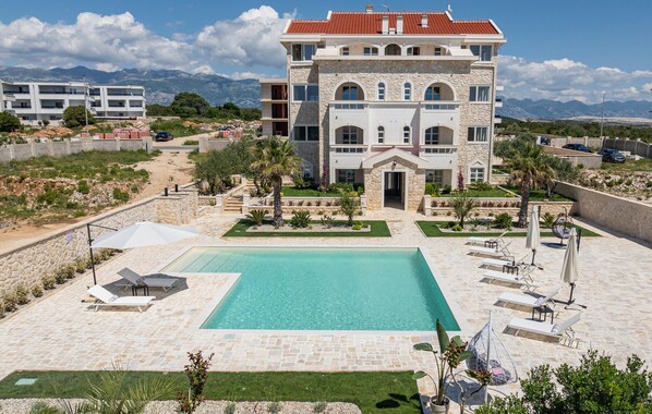 Een verwarmd zwembad