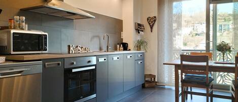 Een koelkast, een oven, een kookplaat, een vaatwasser