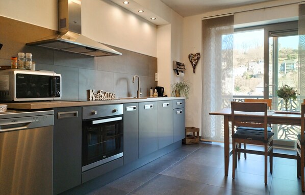 冷蔵庫、オーブン、コンロ、食器洗い機