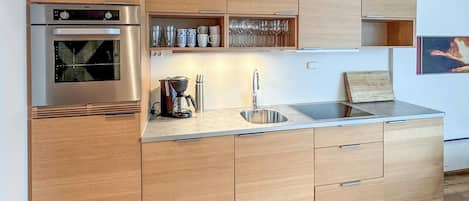 ثلاجة، غسالة أطباق، ماكينة لصنع القهوة/الشاي