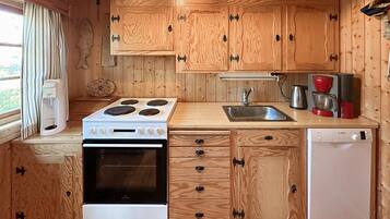 Jääkaappi, uuni, liesi, astianpesukone