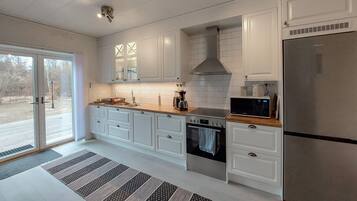 Frigorífico, horno, placa de cocina y lavavajillas