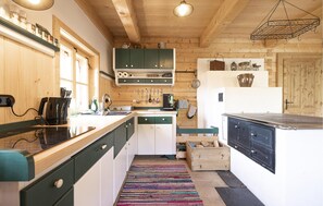 Een koelkast, een vaatwasser, een koffiezetapparaat/waterkoker