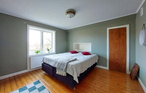 Travel cot, free WiFi