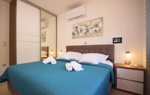 2 bedrooms, travel crib, free WiFi