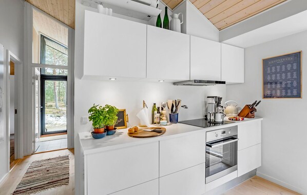 Kühlschrank, Geschirrspüler, Wasserkocher mit Kaffee-/Teezubehör