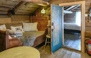 2 bedrooms, travel crib, free WiFi