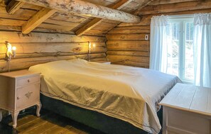 Travel cot, free WiFi