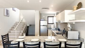 Vila Basic | Dapur pribadi | Lemari es, microwave, oven, dan kompor