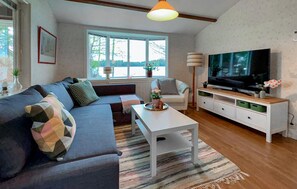 Smart TV, fireplace - Beautiful home in Vägla with WiFi (Vägla)