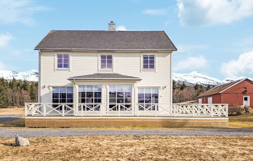 4 bedroom cozy home in Hol i Tjeldsund