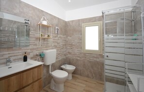 Shower, hair dryer - Awesome home in Comiso (Comiso)