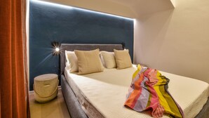 A neatly made bed with a headboard, a bedside table, and a colorful blanket. - Stunning apartment in Trappeto with WiFi (Trappeto)