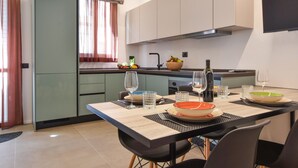 A modern kitchen with a dining area. - Stunning apartment in Trappeto with WiFi (Trappeto)