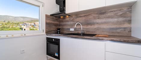 Refrigerador, horno, parrilla de estufa y cafetera y tetera