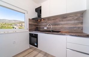 Frigorífico, horno, placa de cocina y cafetera o tetera