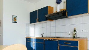 Kaffetrakter/tekoker, kjøleskap, kokeplater og kjøkkenutstyr