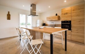 Fridge, oven, dishwasher, coffee/tea maker