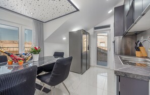 Réfrigérateur, un four, surface de cuisson, lave-vaisselle