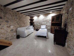 2 bedrooms, desk, WiFi, bed sheets