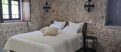 2 bedrooms, desk, WiFi, bed sheets