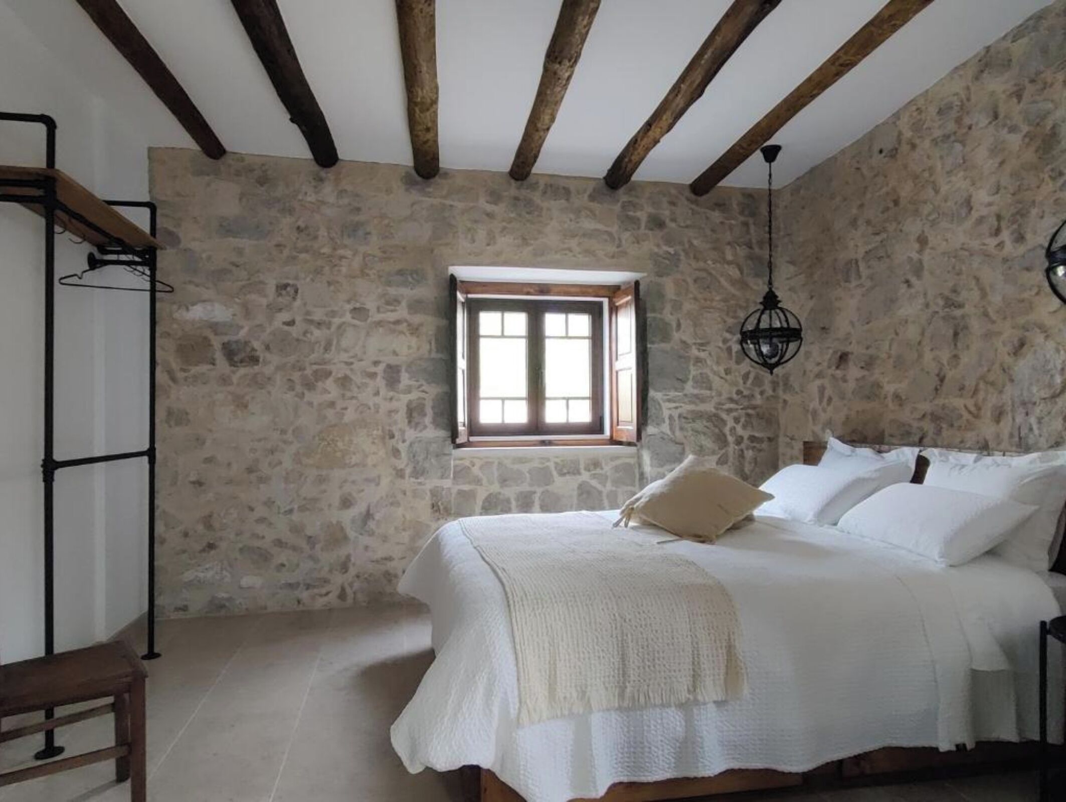 2 bedrooms, desk, WiFi, bed sheets