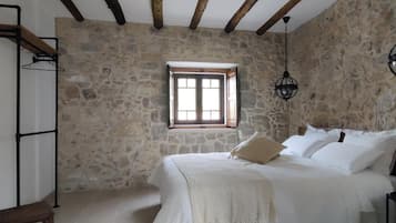 2 habitaciones, escritorio, tabla de planchar con plancha y wifi