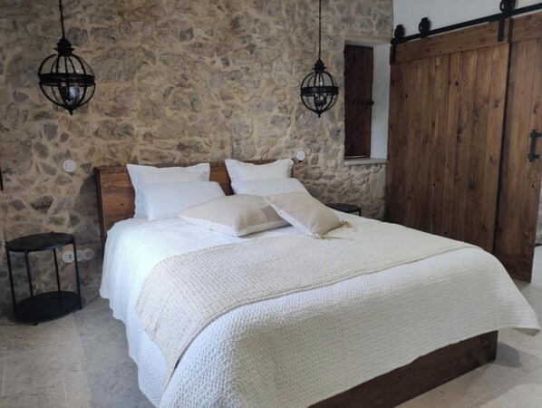 2 bedrooms, desk, iron/ironing board, WiFi